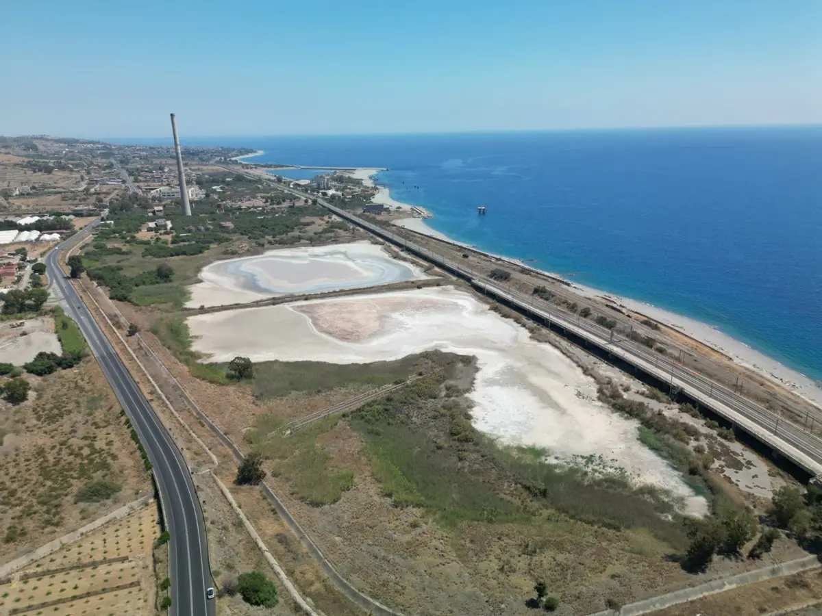 Siccità nel reggino, il pantano di Saline quasi prosciugato e spopolato: ieri sera segnali di speranza con l'arrivo delle cicogne