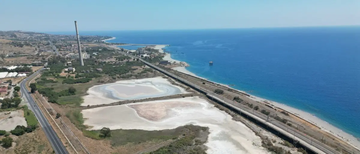 Siccità nel reggino, il pantano di Saline quasi prosciugato e spopolato: ieri sera segnali di speranza con l'arrivo delle cicogne