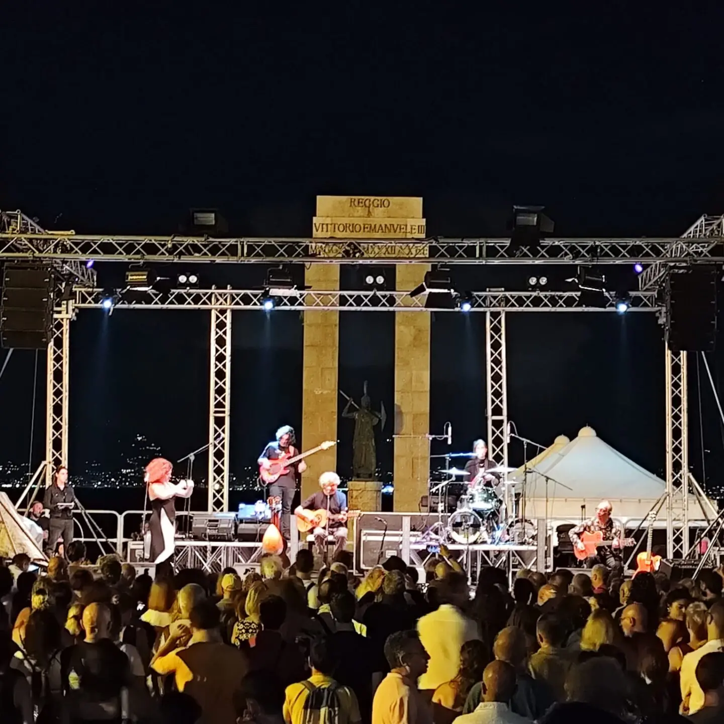 Eugenio Bennato fa il pieno al Festival RadiCi a Reggio Calabria