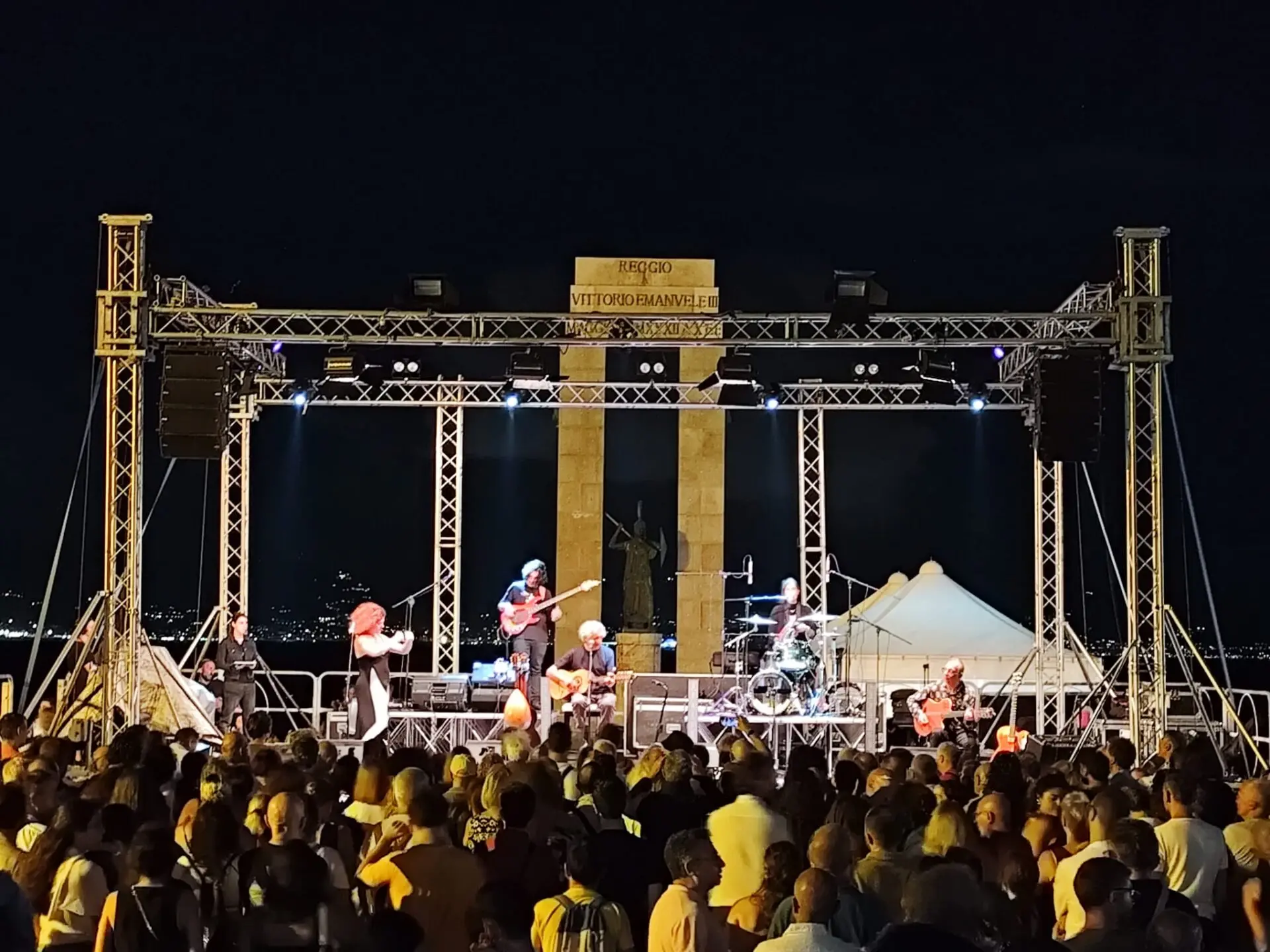 Eugenio Bennato fa il pieno al Festival RadiCi a Reggio Calabria