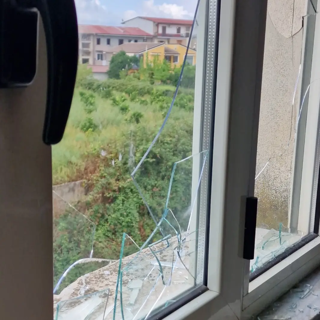 Vandalizzata la sede di Taurianova Tv. Indignazione e solidarietà dalla comunità