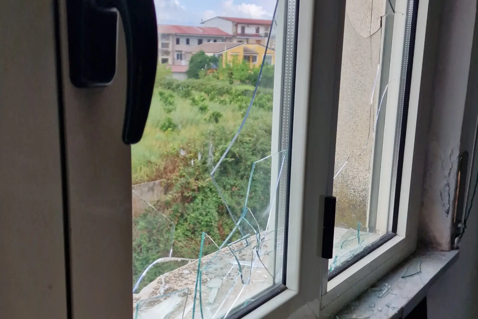 Vandalizzata la sede di Taurianova Tv. Indignazione e solidarietà dalla comunità