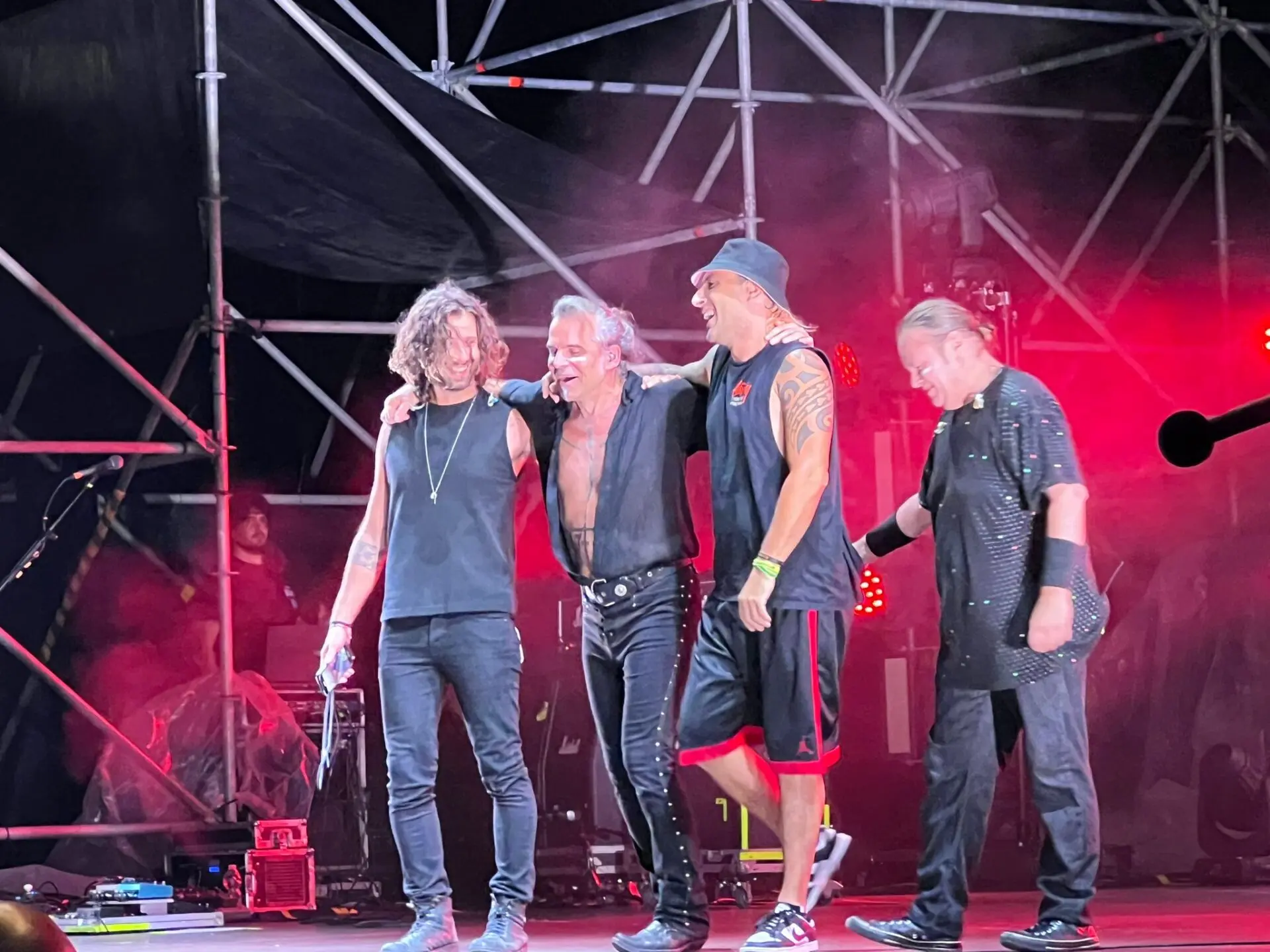 Piero Pelù a Roccella contro il Ponte sullo Stretto: «Solo un ingegnere corrotto può firmare quel progetto»