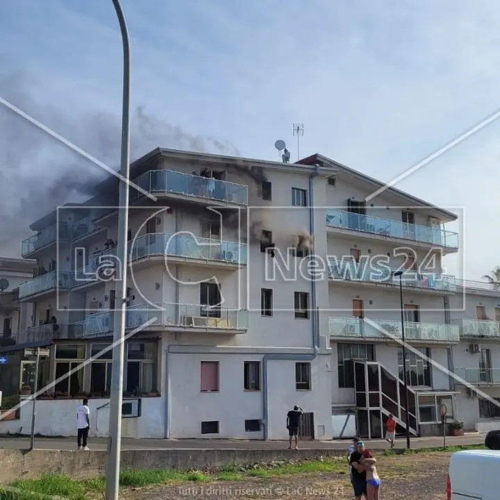 Incendio in un albergo ad Amantea, tutti in salvo i 98 ospiti: terminate le procedure di evacuazione