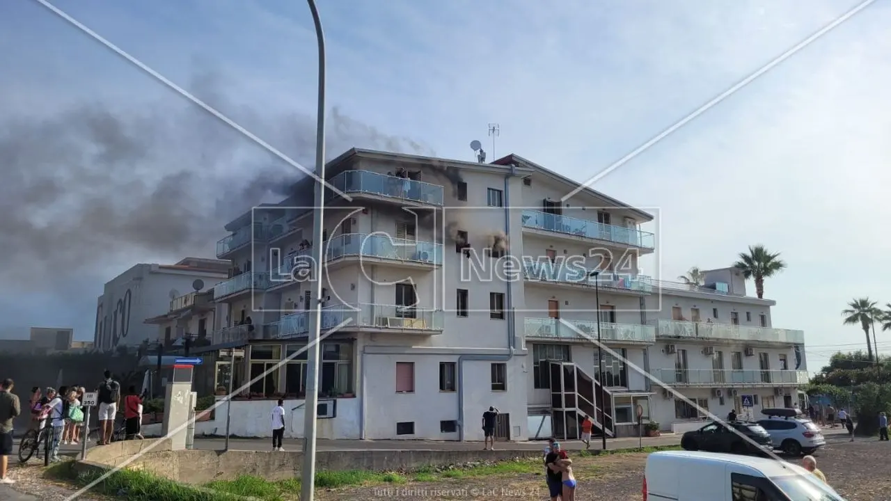 Incendio in un albergo ad Amantea, tutti in salvo i 98 ospiti: terminate le procedure di evacuazione