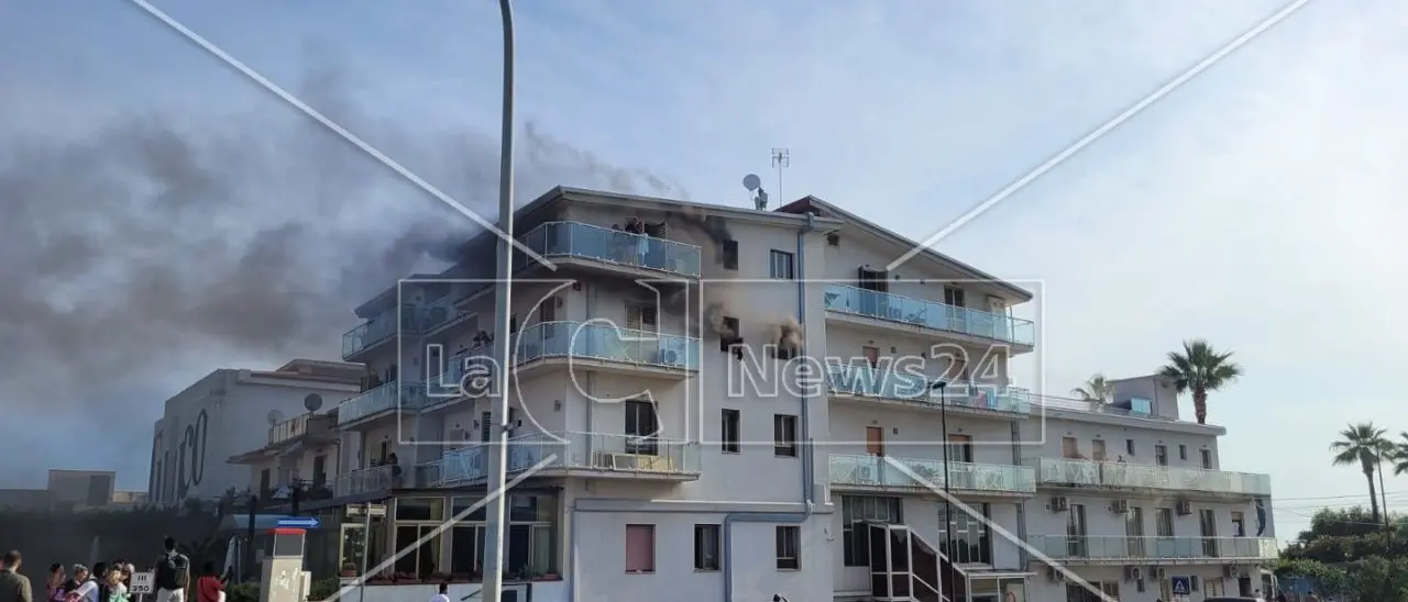 Incendio in un albergo ad Amantea, tutti in salvo i 98 ospiti: terminate le procedure di evacuazione
