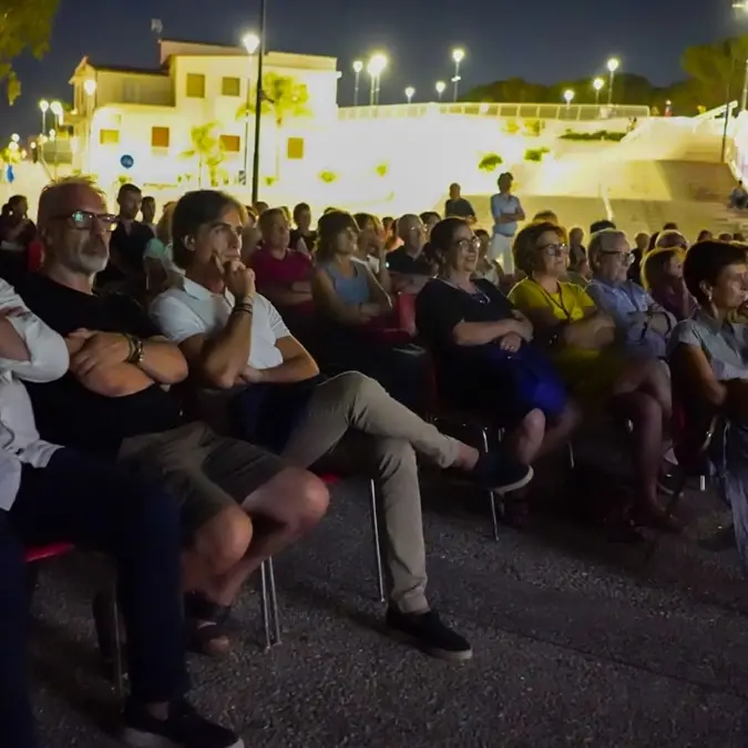 A Reggio il cinema all'aperto con lo specchio dipinto - Uno schermo sul mare