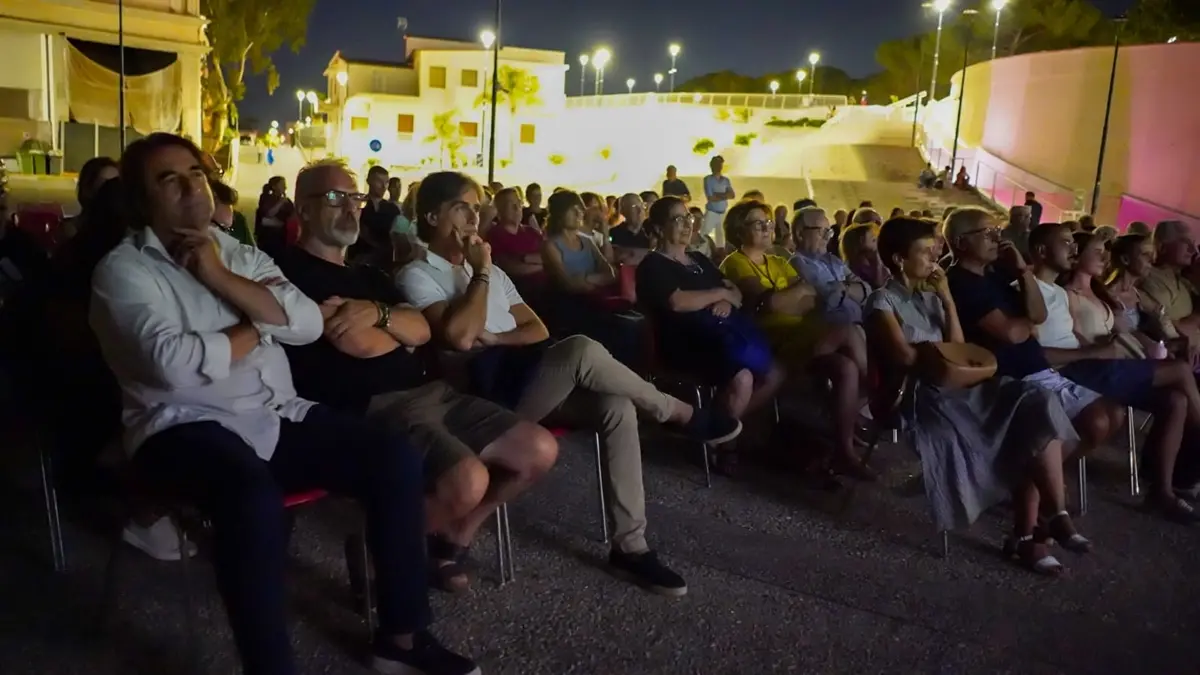 A Reggio il cinema all'aperto con lo specchio dipinto - Uno schermo sul mare