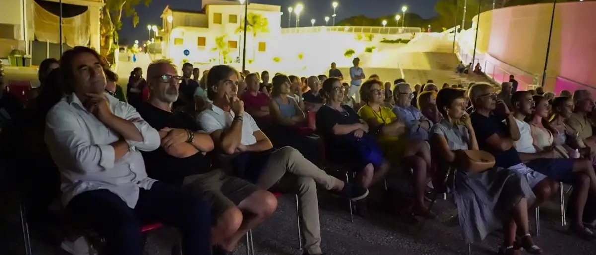 A Reggio il cinema all'aperto con lo specchio dipinto - Uno schermo sul mare