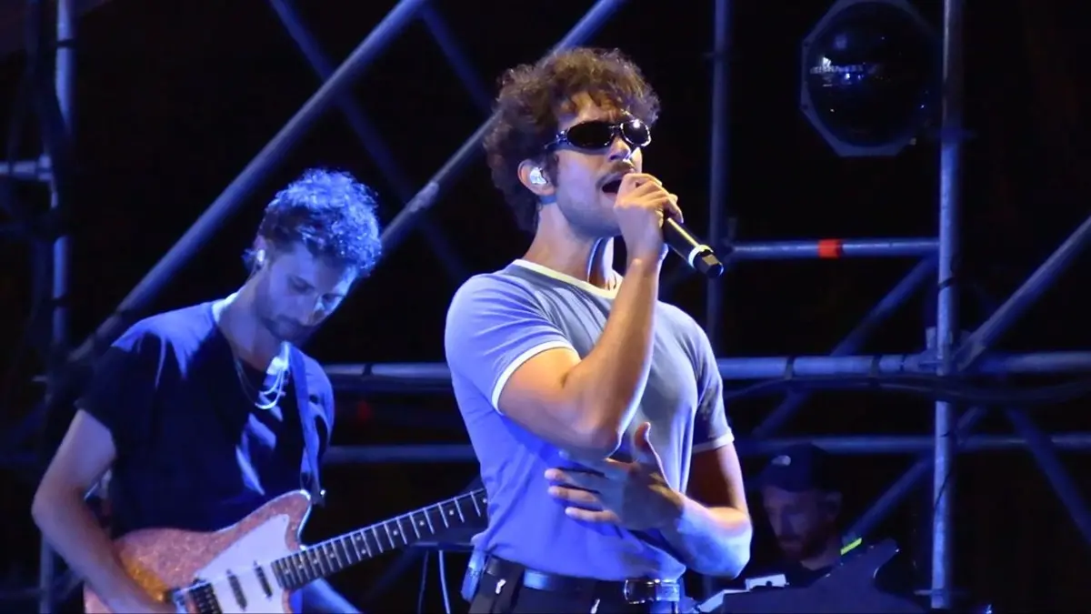 Al Roccella Summer Festival il concerto esplosivo e travolgente di Mahmood: straordinaria la connessione con i fan