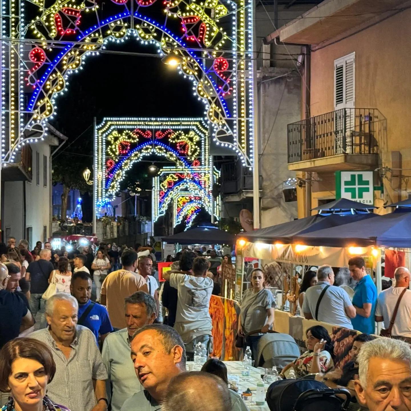 Sant'Alessio in Aspromonte \"Condito&Saporito\": lo street food e la musica dei Ramblers infiammano un pubblico \"infinito\"