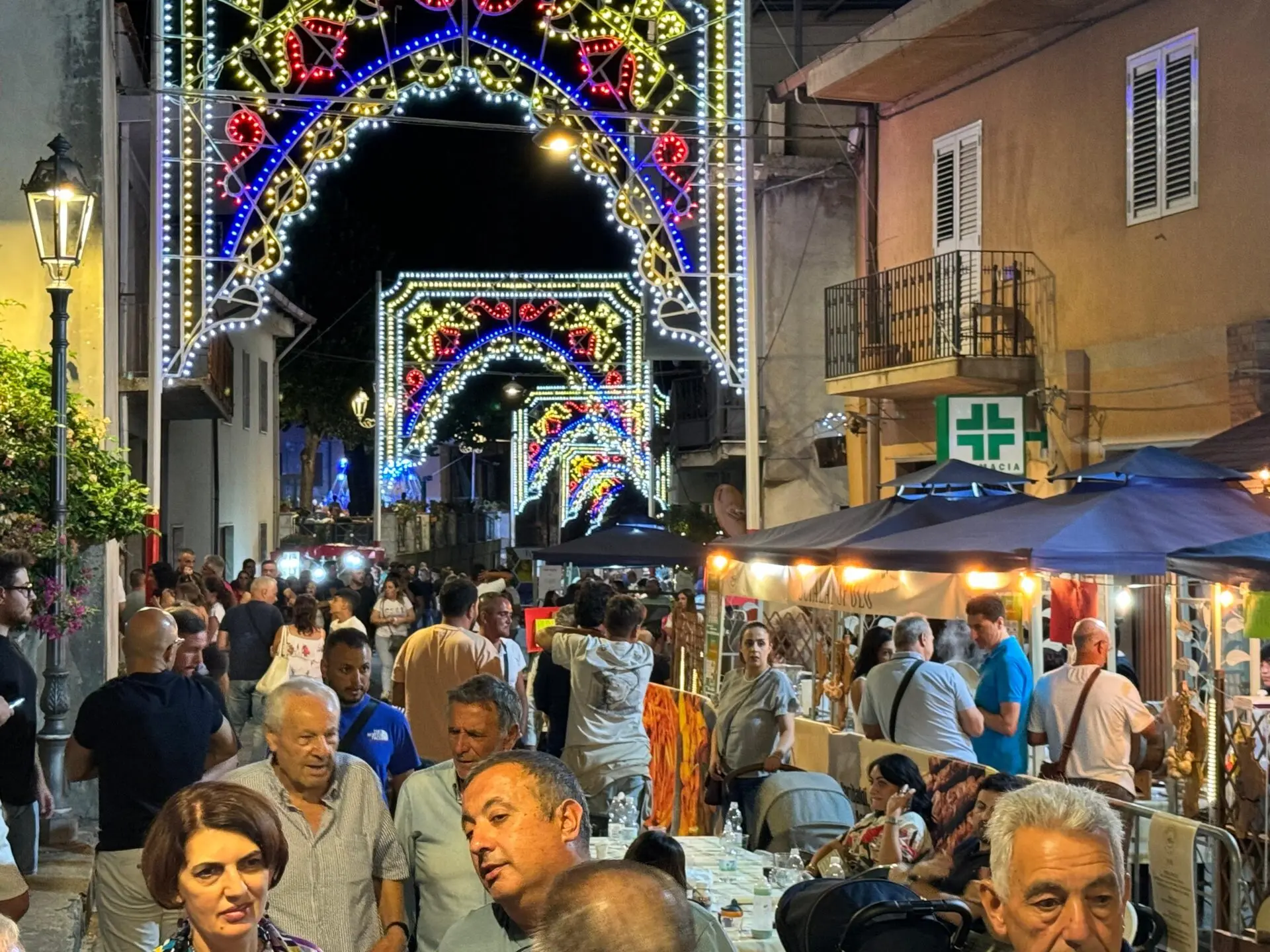 Sant'Alessio in Aspromonte \"Condito&Saporito\": lo street food e la musica dei Ramblers infiammano un pubblico \"infinito\"