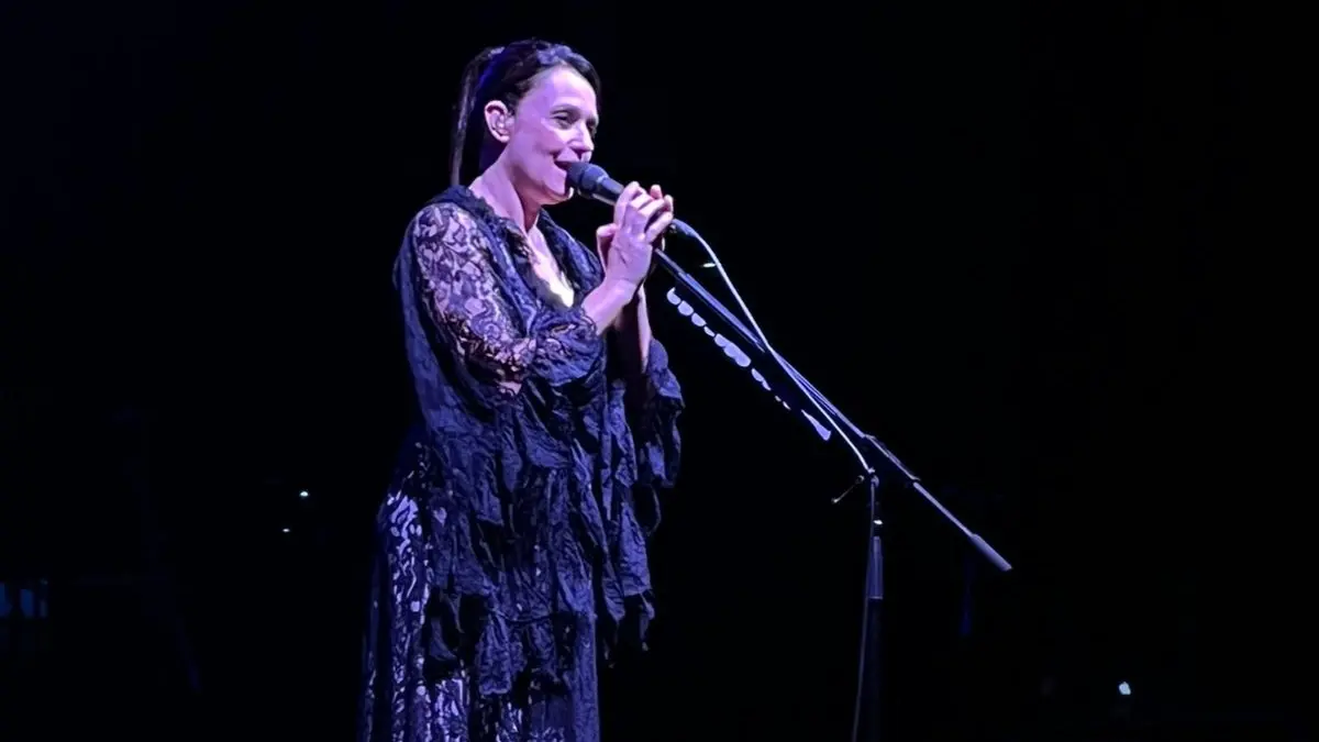 Carmen Consoli strega il Catona Teatro tra impegno e tradizione