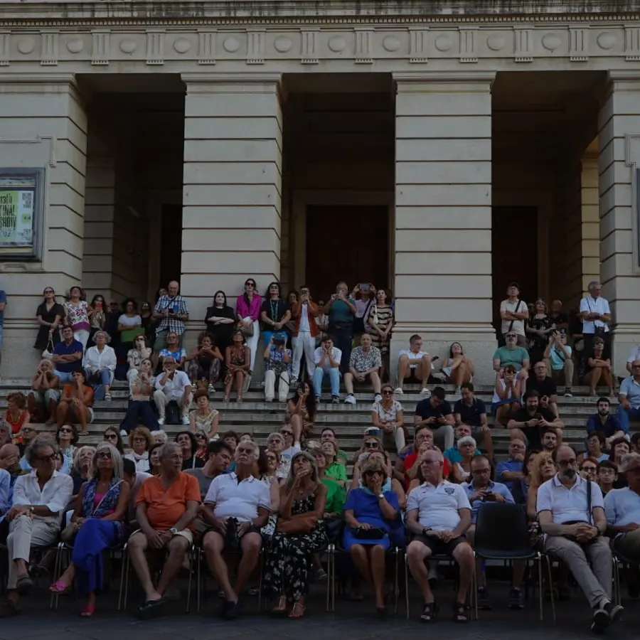L’Opera dal balcone di Palazzo San Giorgio affascina reggini e turisti: la città alza gli occhi ed il cuore