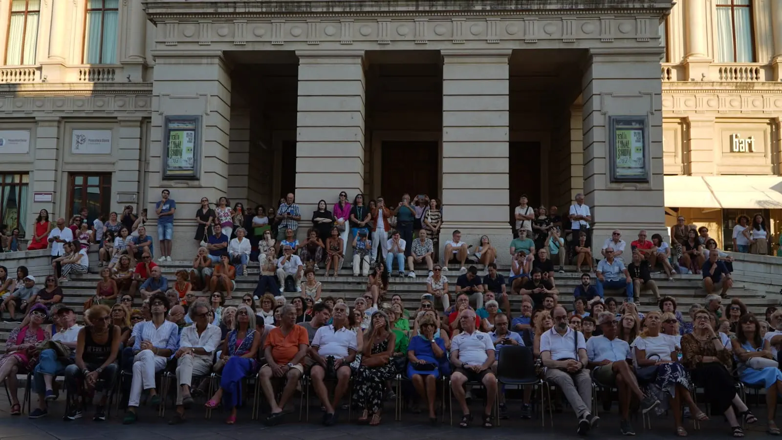 L’Opera dal balcone di Palazzo San Giorgio affascina reggini e turisti: la città alza gli occhi ed il cuore