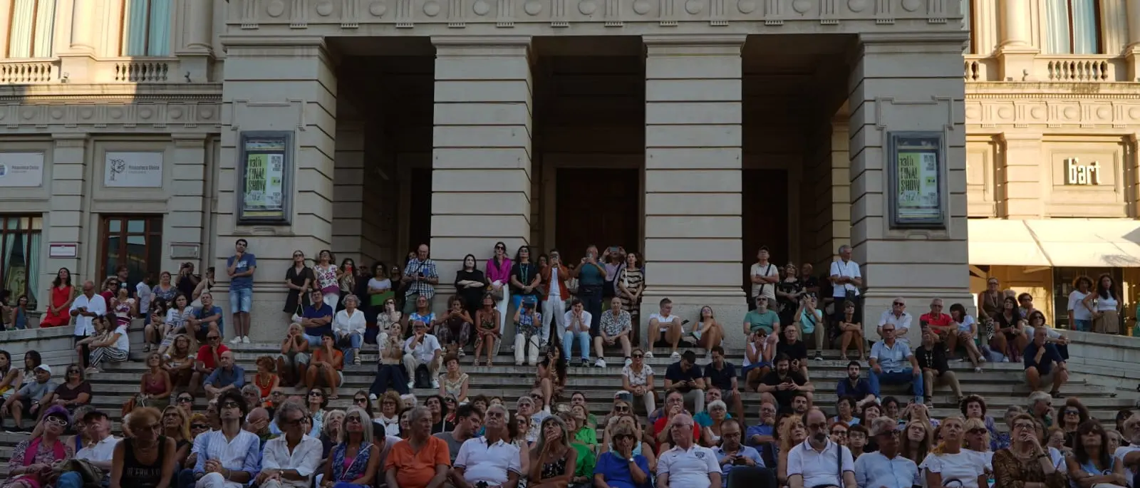 L’Opera dal balcone di Palazzo San Giorgio affascina reggini e turisti: la città alza gli occhi ed il cuore