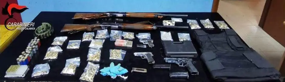 Arsenale scovato ad Arghillà. In manette 26enne reggino