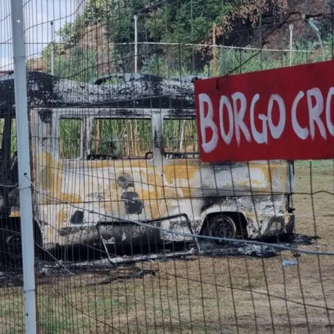 Pulmino di Borgo Croce dato alle fiamme, al via una raccolta fondi per riacquistarlo