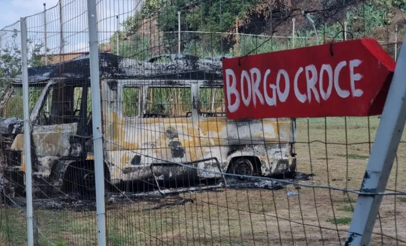 Pulmino di Borgo Croce dato alle fiamme, al via una raccolta fondi per riacquistarlo