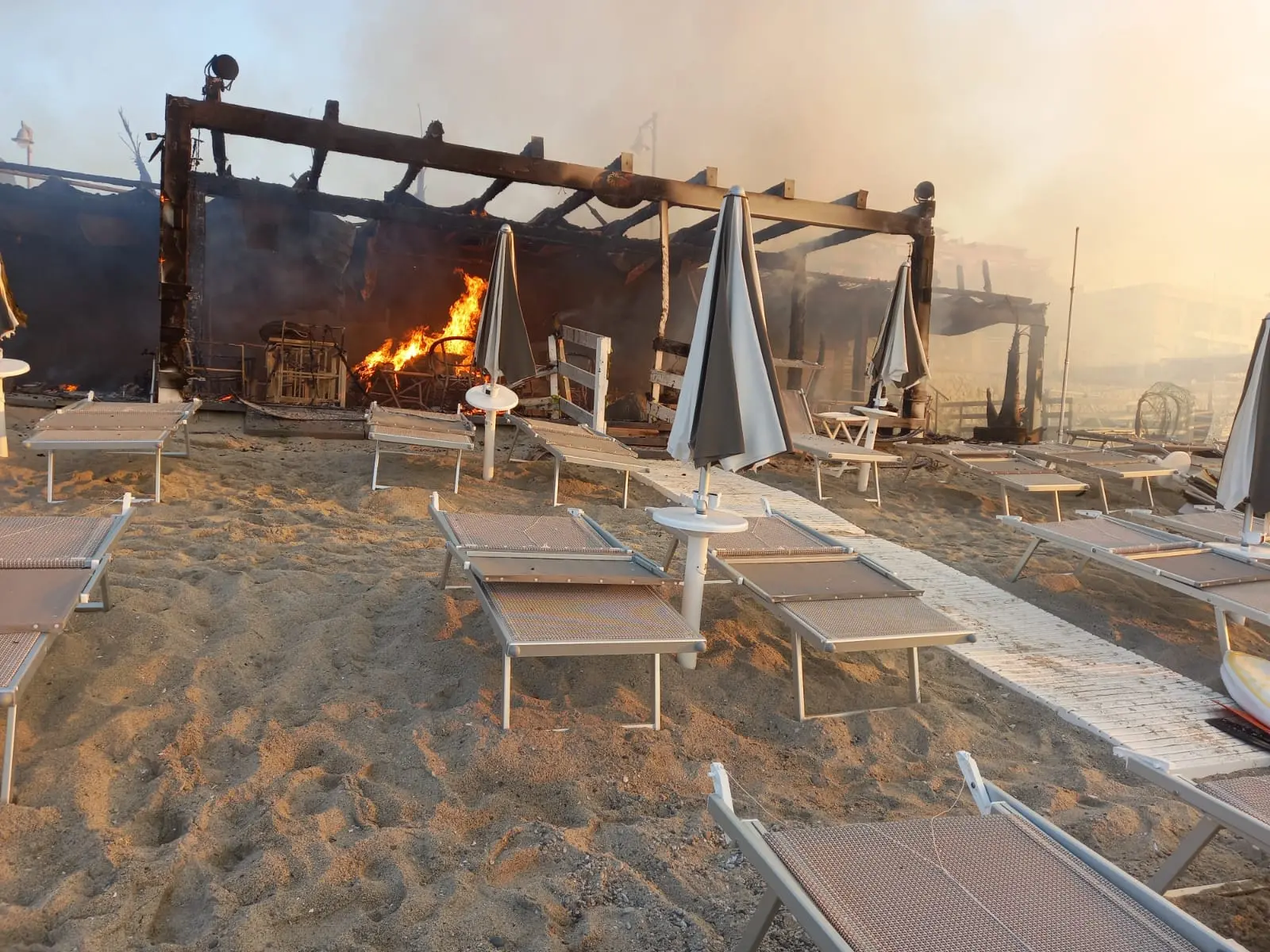 Roccella, un incendio distrugge lo stabilimento balneare Green Bay