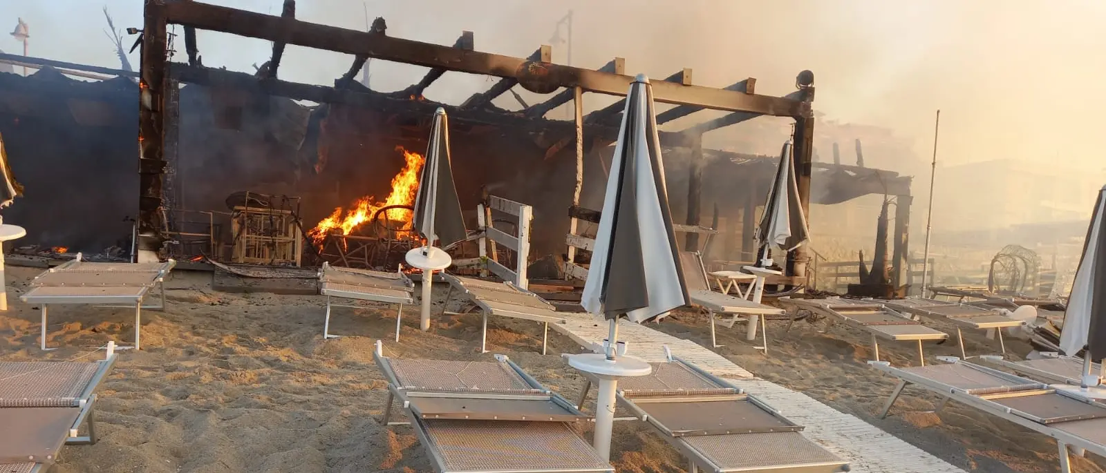 Roccella, un incendio distrugge lo stabilimento balneare Green Bay