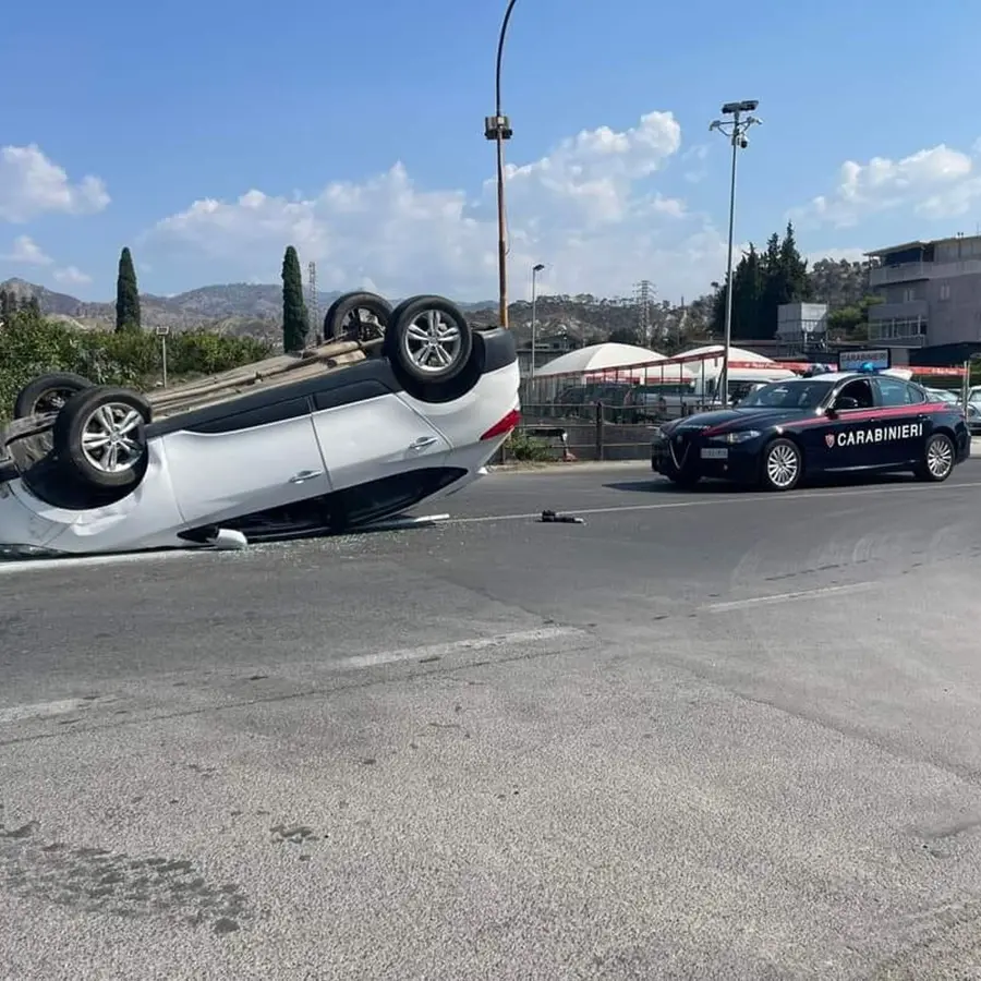 Bova Marina, incidente stradale sulla 106: una delle due vetture coinvolte è capovolta al centro della carreggiata