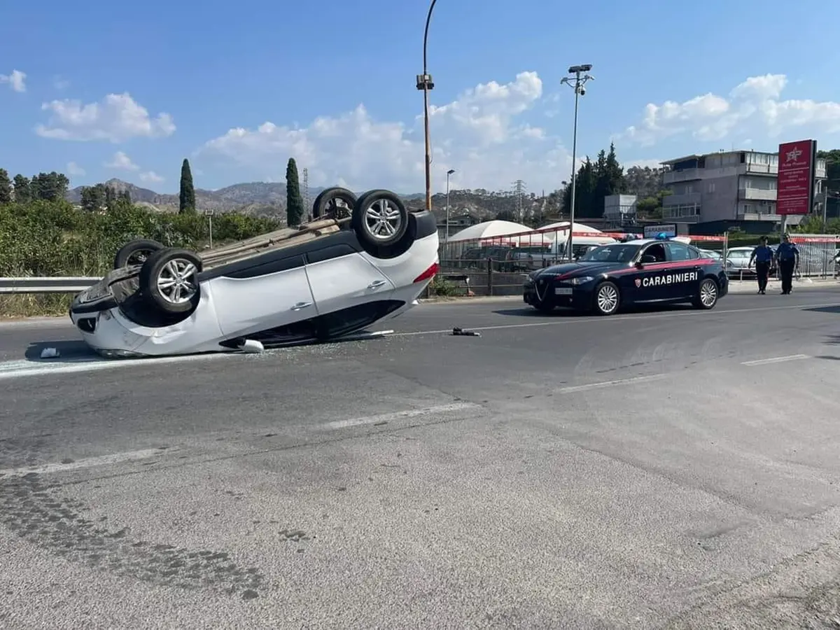 Bova Marina, incidente stradale sulla 106: una delle due vetture coinvolte è capovolta al centro della carreggiata