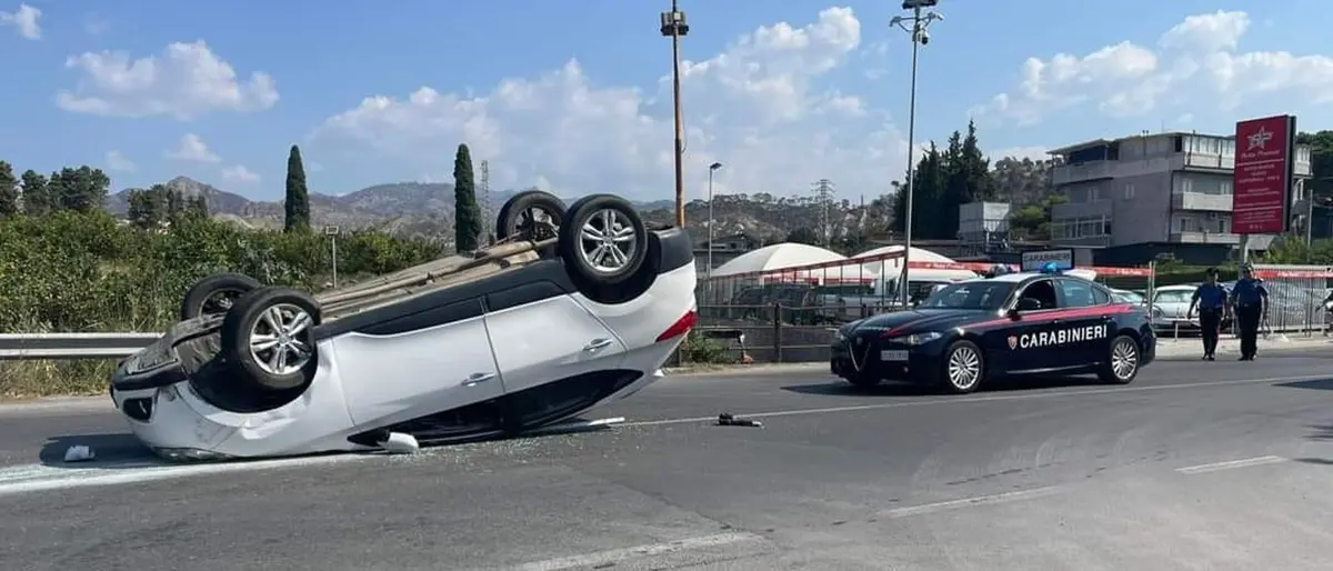 Bova Marina, incidente stradale sulla 106: una delle due vetture coinvolte è capovolta al centro della carreggiata