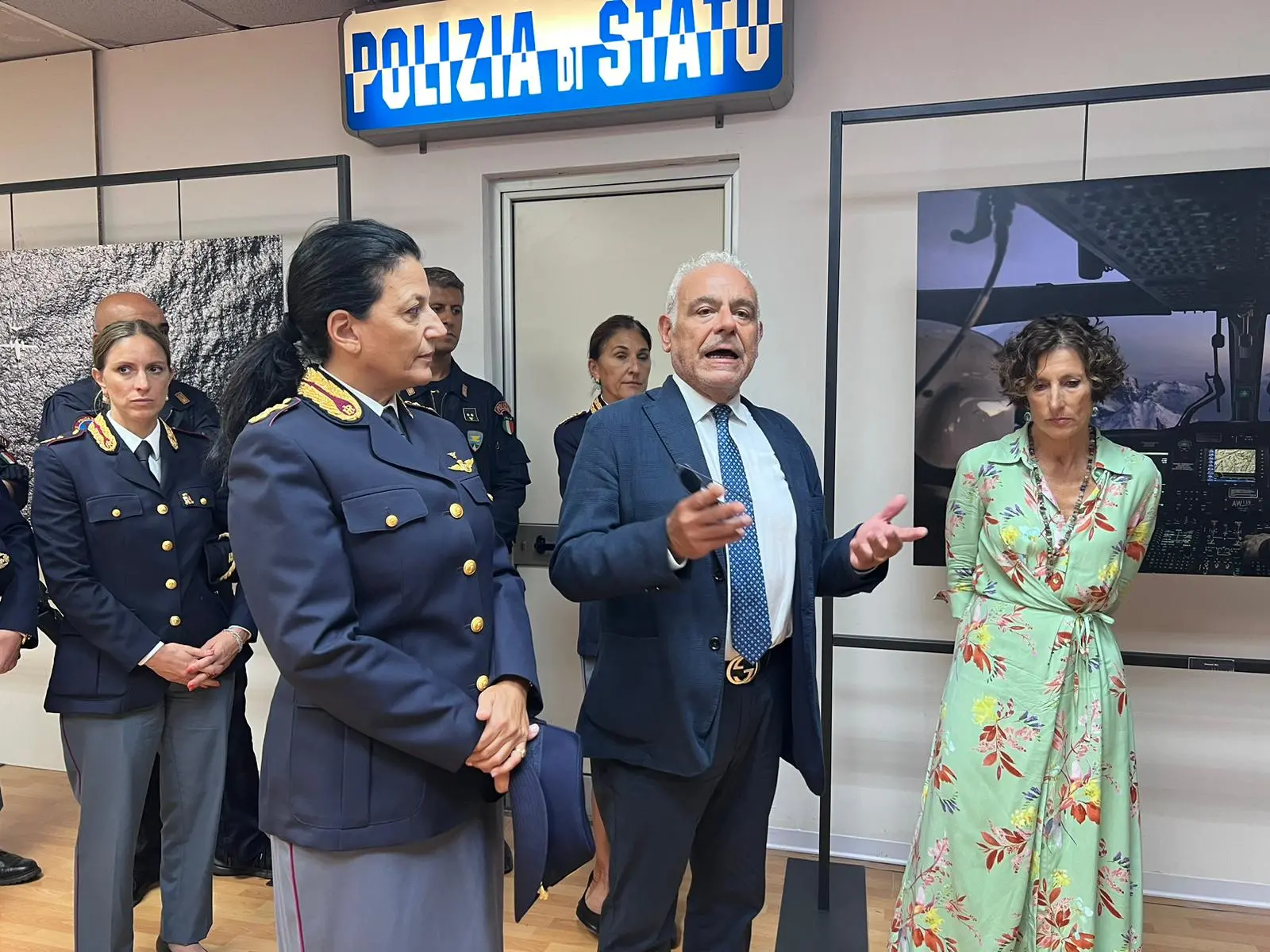 Angeli in divisa che garantiscono sicurezza dall'alto: inaugurata la mostra per il 50esimo del reparto volo della Polizia di Stato