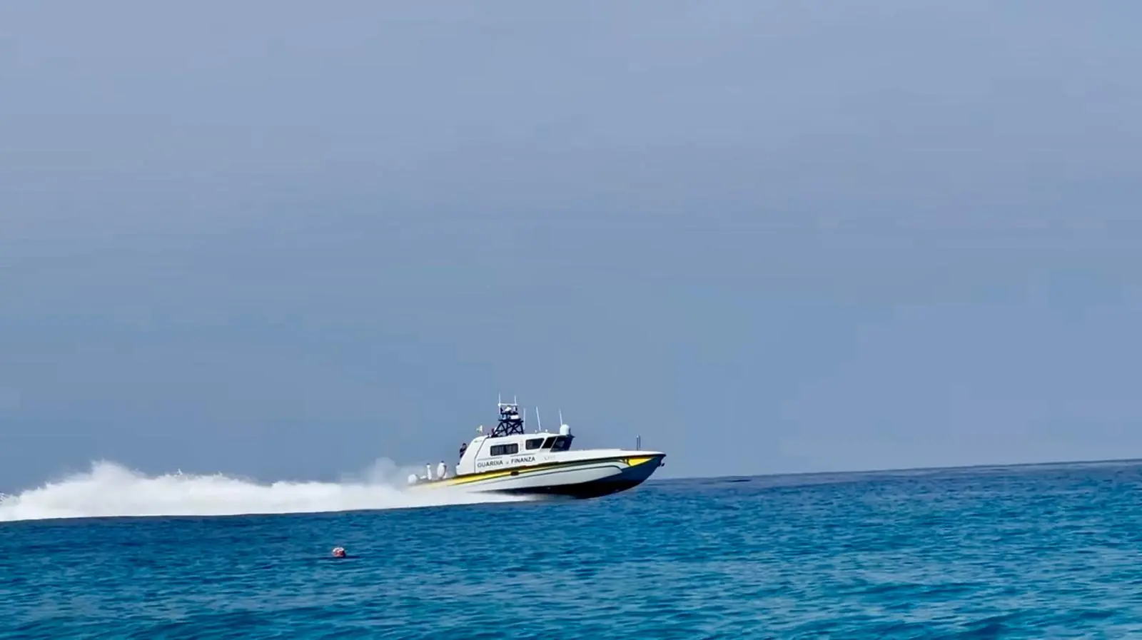 Palmi, un 16enne soccorso in mare e salvato da una vedetta della Guardia di Finanza di Reggio Calabria