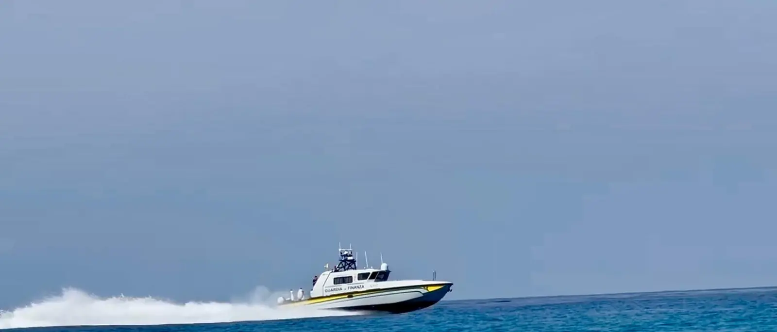 Palmi, un 16enne soccorso in mare e salvato da una vedetta della Guardia di Finanza di Reggio Calabria