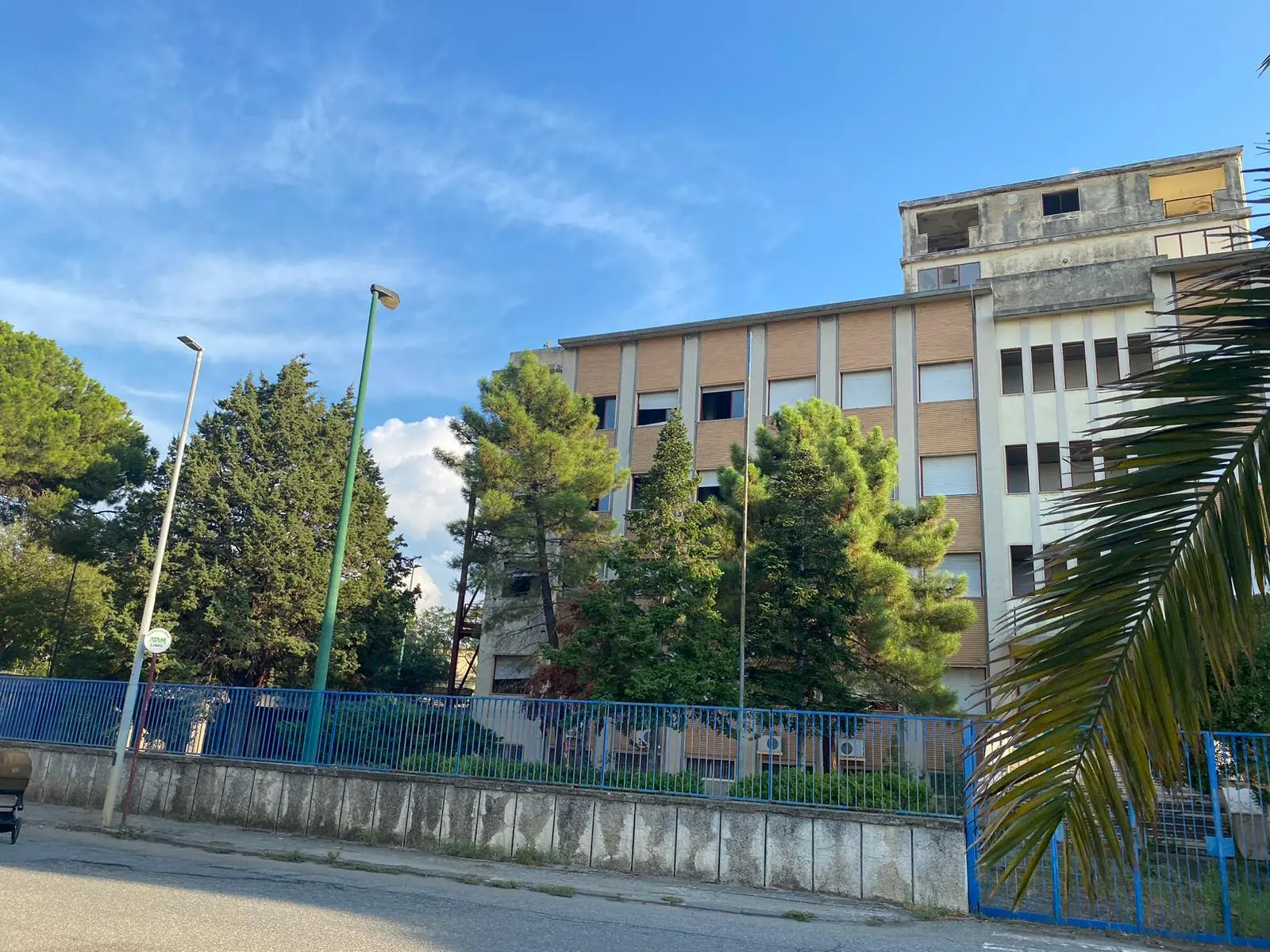 Atti vandalici e strutture abbandonate, Forza Reggio e Oipa perlustrano la città