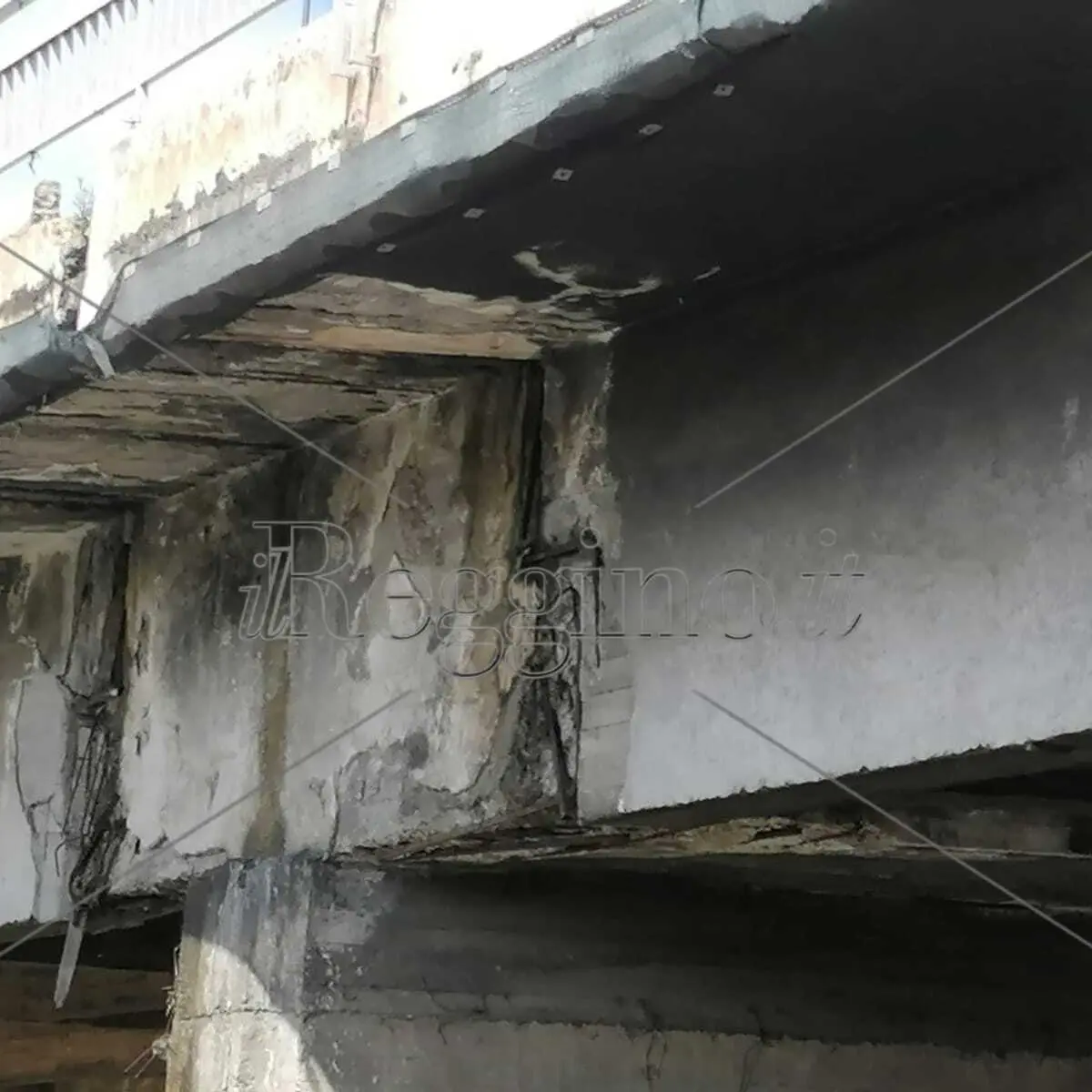 Reggio, crolla un pezzo del Ponte Sant'Anna. Ripepi: «È caos annunciato» | FOTO
