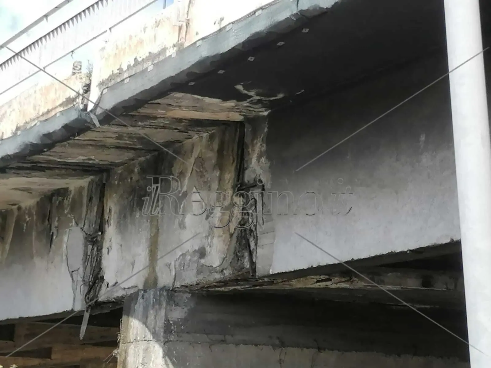 Reggio, crolla un pezzo del Ponte Sant'Anna. Ripepi: «È caos annunciato» | FOTO