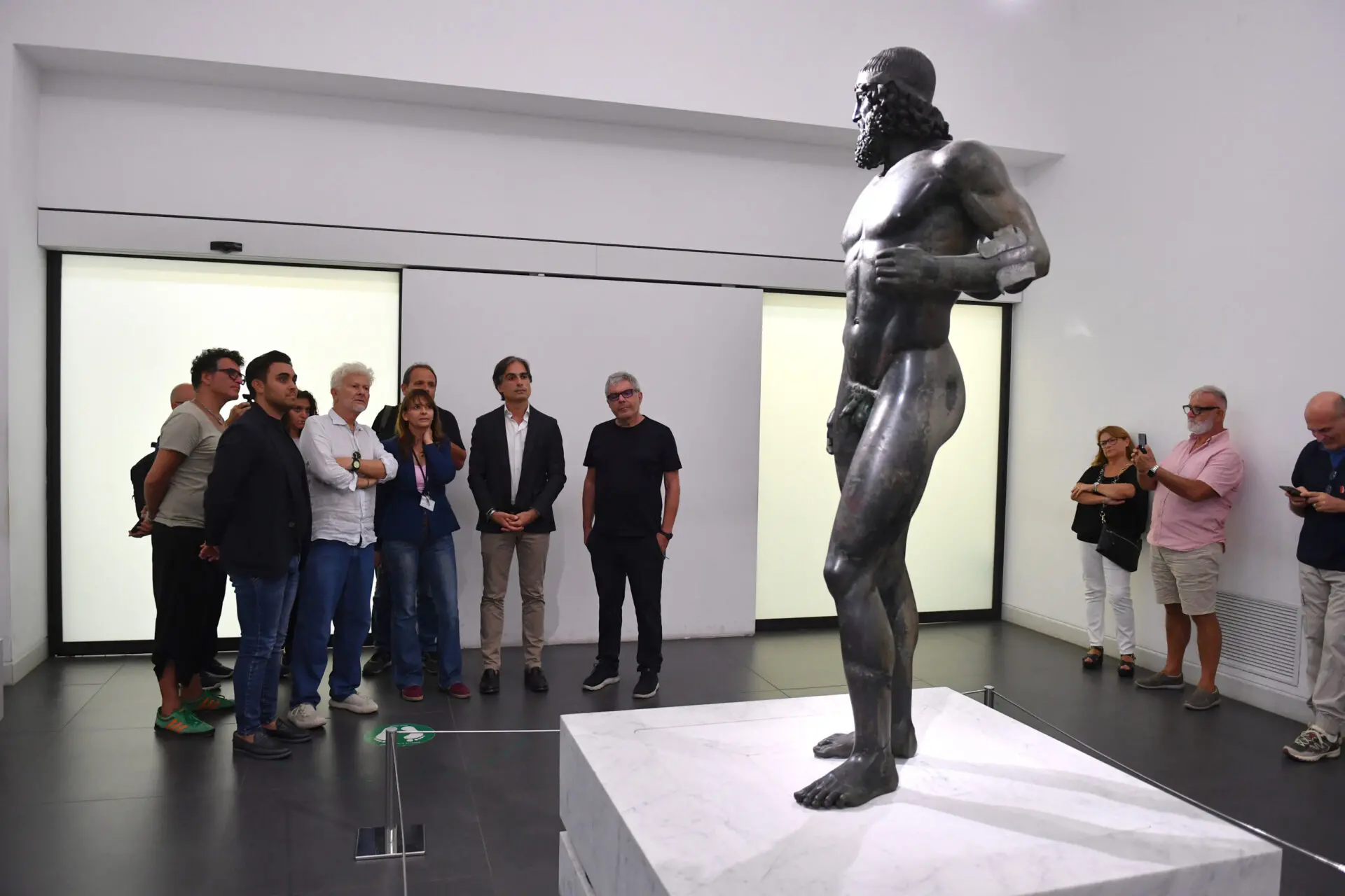 Ron accolto al Museo ed estasiato dalla magia dei Bronzi di Riace: «Un onore per me essere qui»