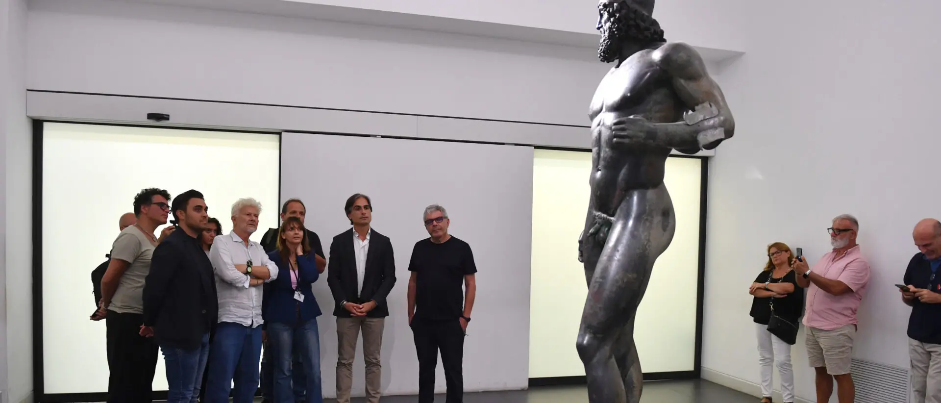 Ron accolto al Museo ed estasiato dalla magia dei Bronzi di Riace: «Un onore per me essere qui»