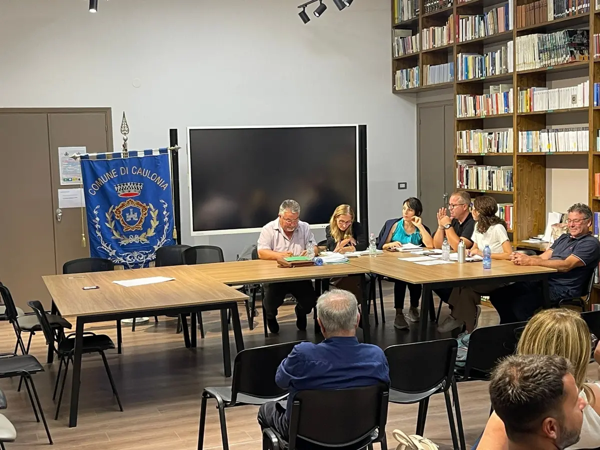 Caulonia, mai arrivati i fondi promessi da Cirillo: il Tarantella festival fa \"ballare\" la maggioranza
