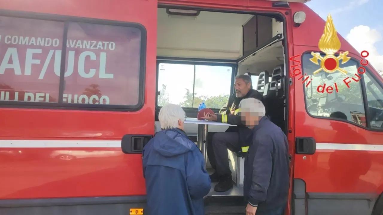 Si perde in un bosco mentre cerca funghi: rintracciato dai Vigili del Fuoco