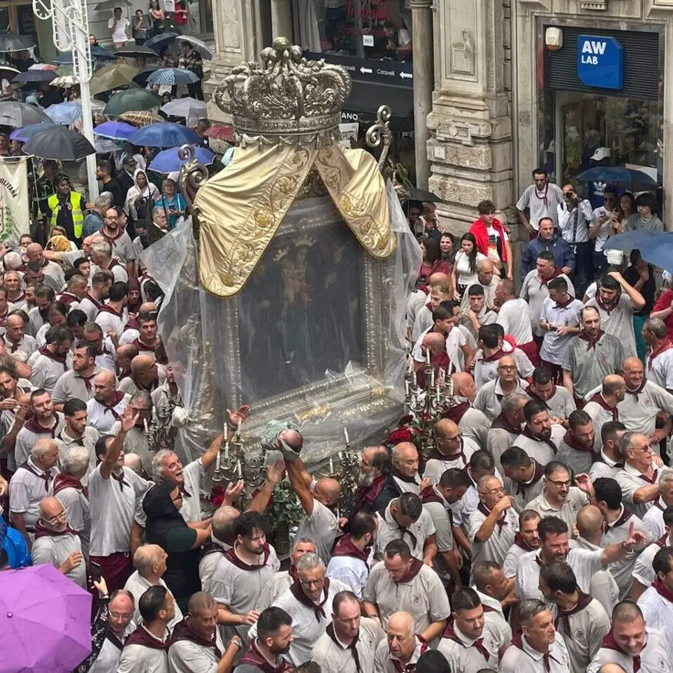 In Processione per Maria madre della Consolazione, l'avvocata i Riggiu verso la Basilica del Duomo | FOTO