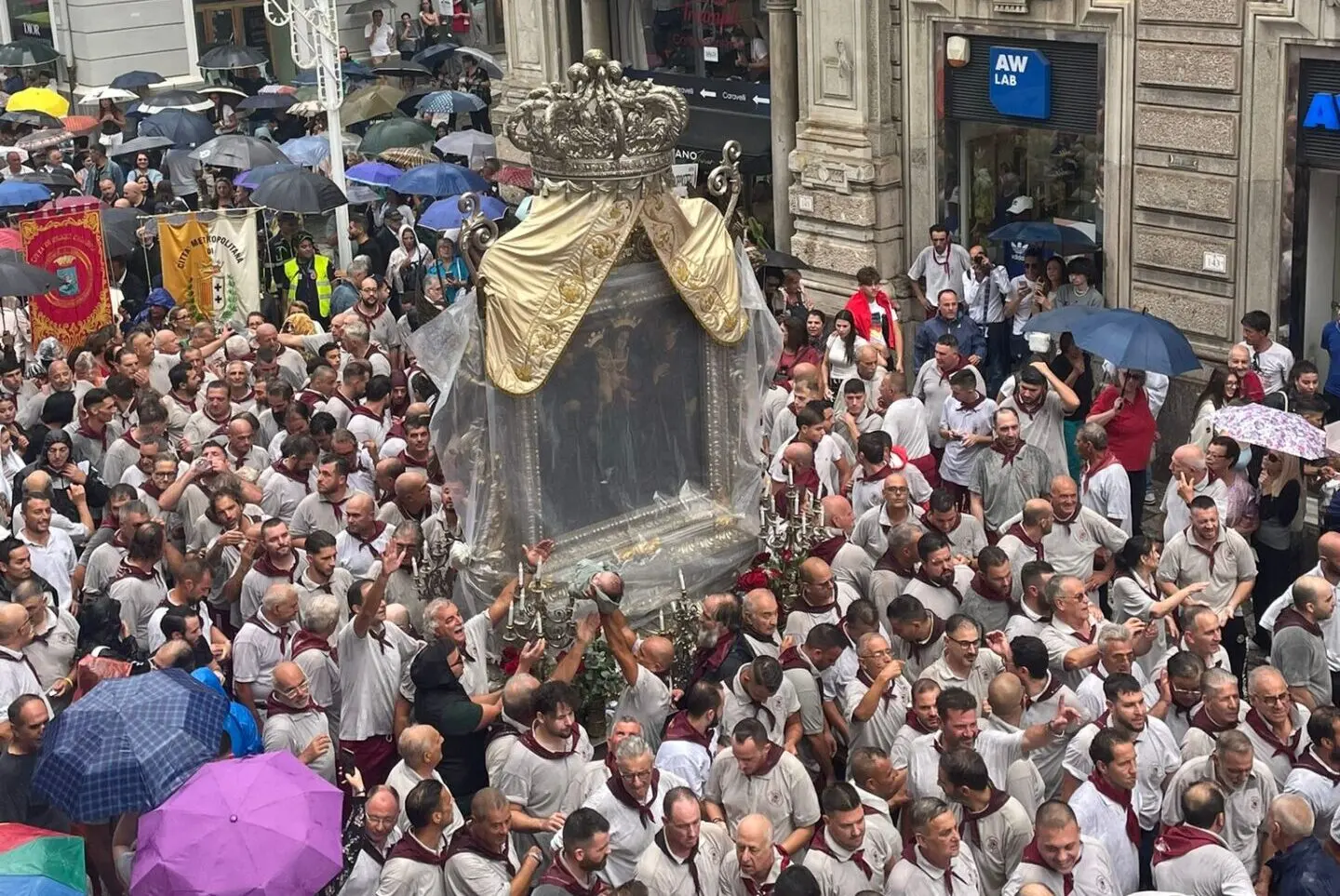 In Processione per Maria madre della Consolazione, l'avvocata i Riggiu verso la Basilica del Duomo | FOTO