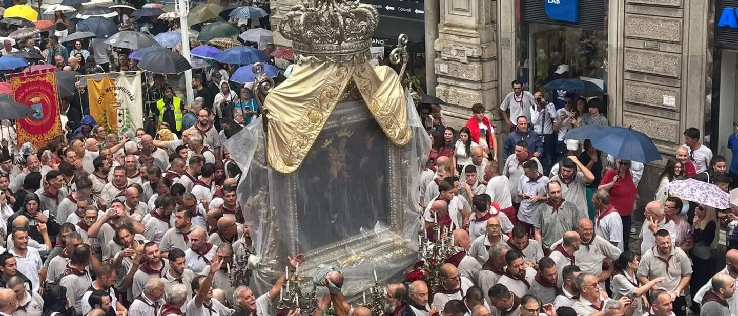 In Processione per Maria madre della Consolazione, l'avvocata i Riggiu verso la Basilica del Duomo | FOTO