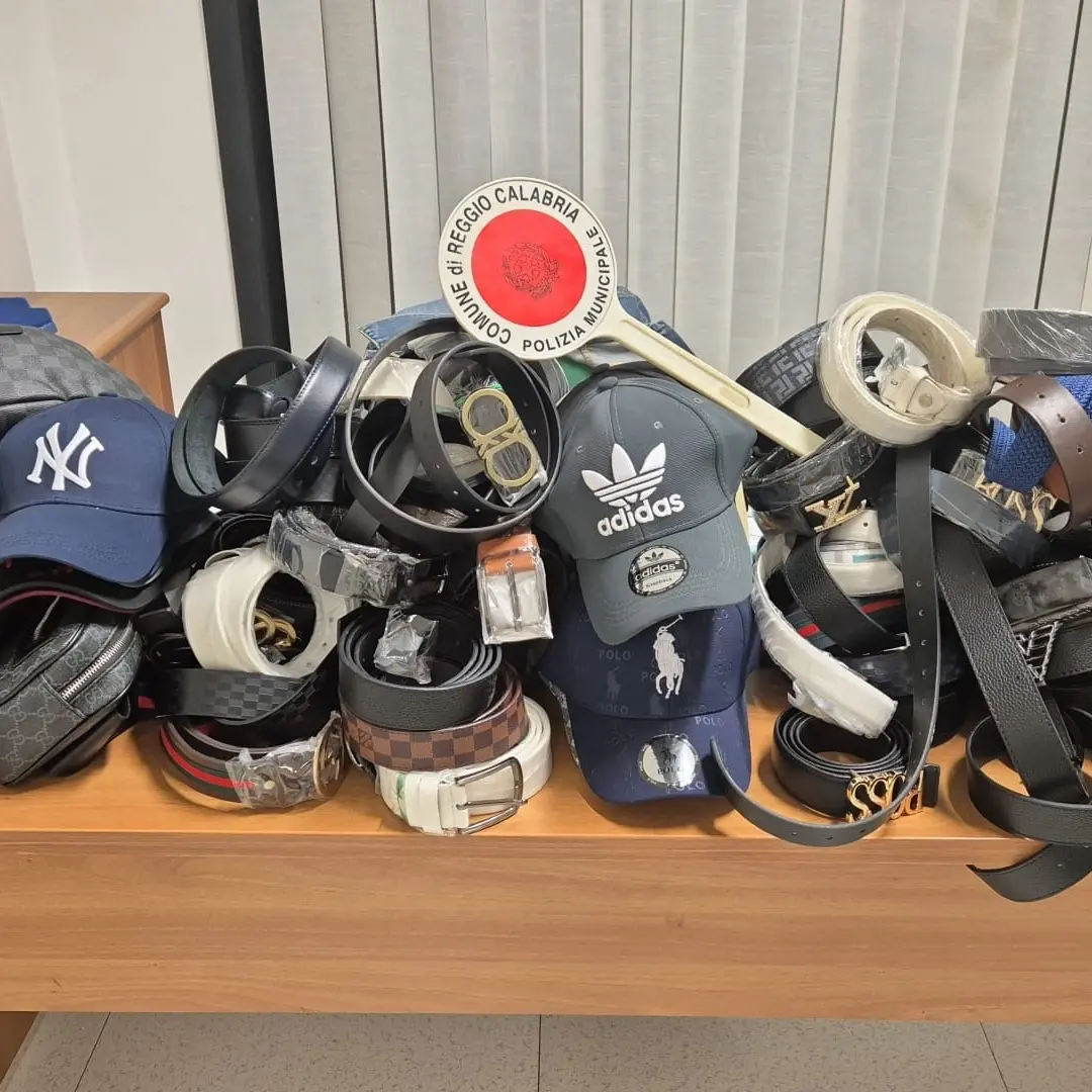 Oltre 500 pezzi di merce sequestrata per vendita abusiva nelle bancarelle di Pentimele