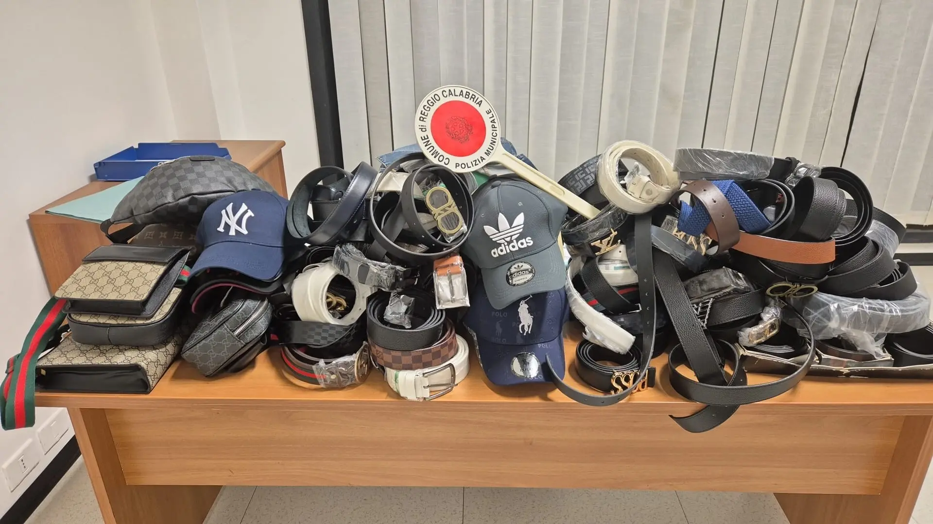 Oltre 500 pezzi di merce sequestrata per vendita abusiva nelle bancarelle di Pentimele