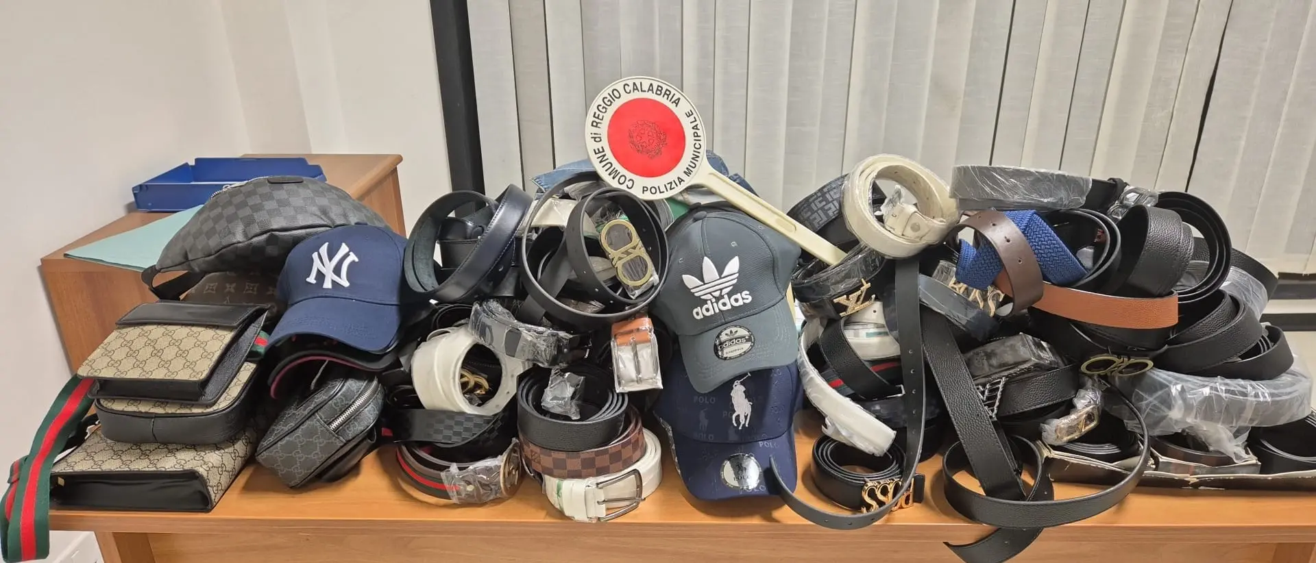 Oltre 500 pezzi di merce sequestrata per vendita abusiva nelle bancarelle di Pentimele