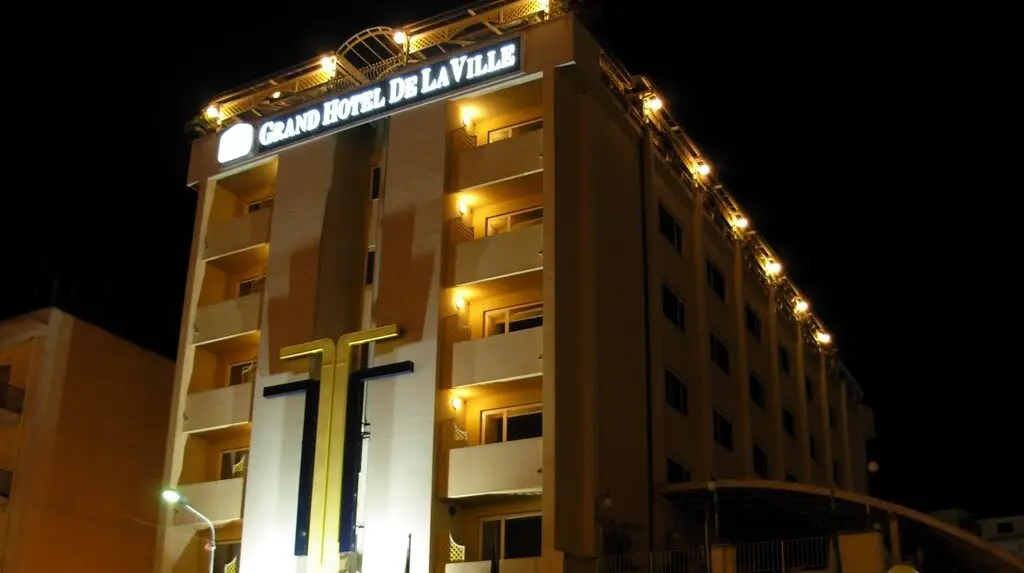 Migranti a Villa San Giovanni, Caminiti «Ipotesi Hotel de La Ville è solo per 50 e in mano al Prefetto»