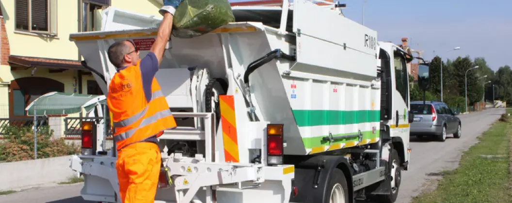 Raccolta rifiuti, lavoratori senza stipendio a Bianco: lunedì sciopero