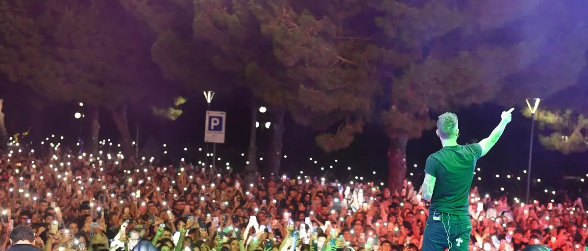 Fedez chiude la festività mariane a Reggio con il suo live