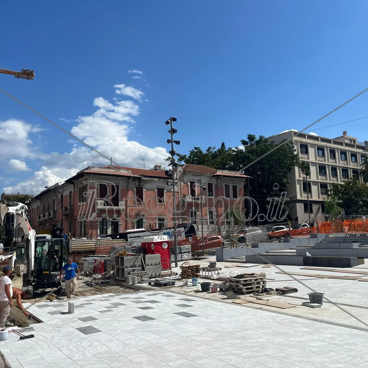 Reggio (ri)avrà la sua piazza De Nava: quasi completata la posa del basolato in pietra lavica