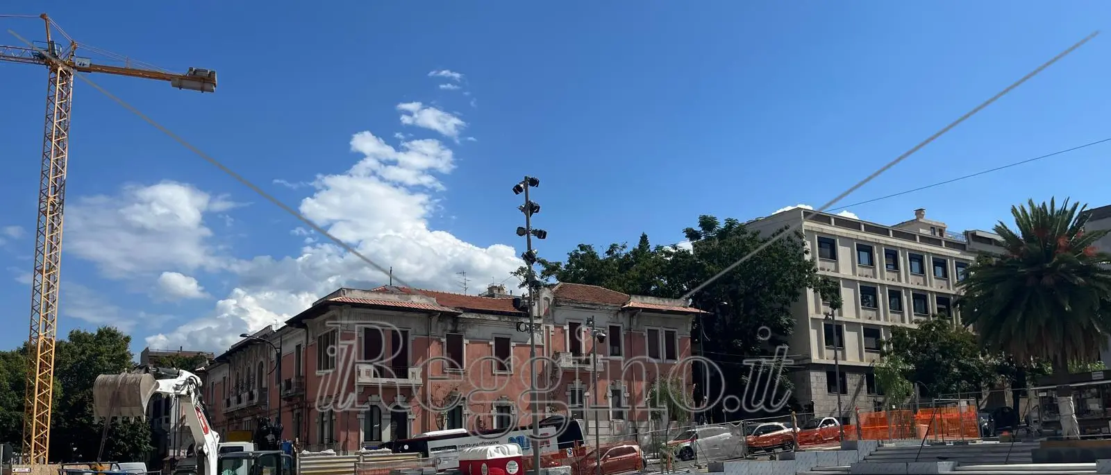 Reggio (ri)avrà la sua piazza De Nava: quasi completata la posa del basolato in pietra lavica