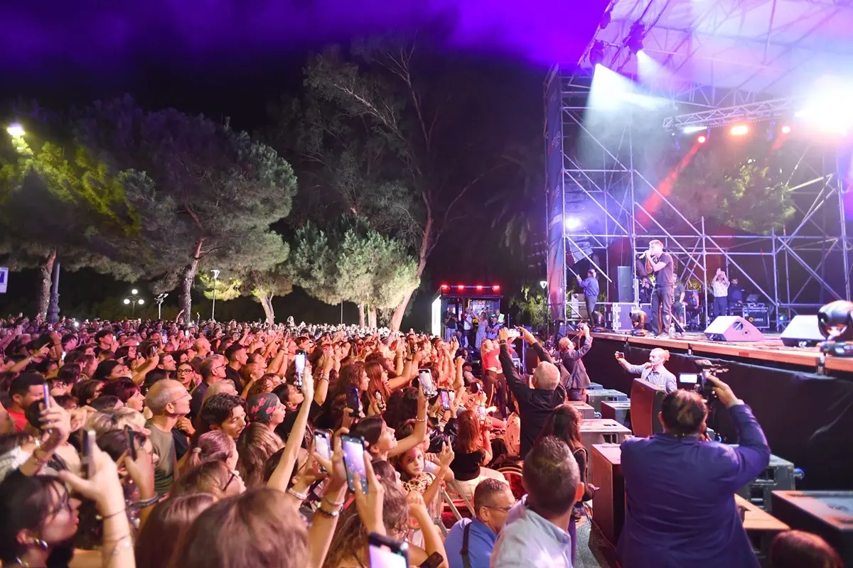 Messaggi contro Salvini e il dissing con Tony Effe, la folle notte di Fedez a Reggio tra palco e Instagram